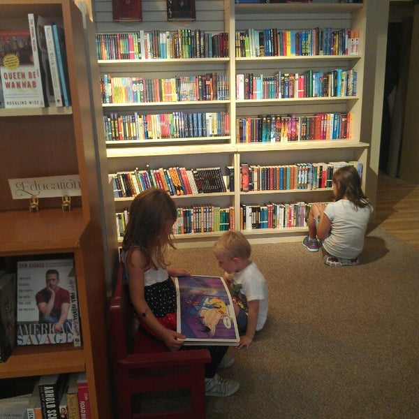 Das Foto wurde bei The Astoria Bookshop von Jenny L. am 8/21/2013 aufgenommen