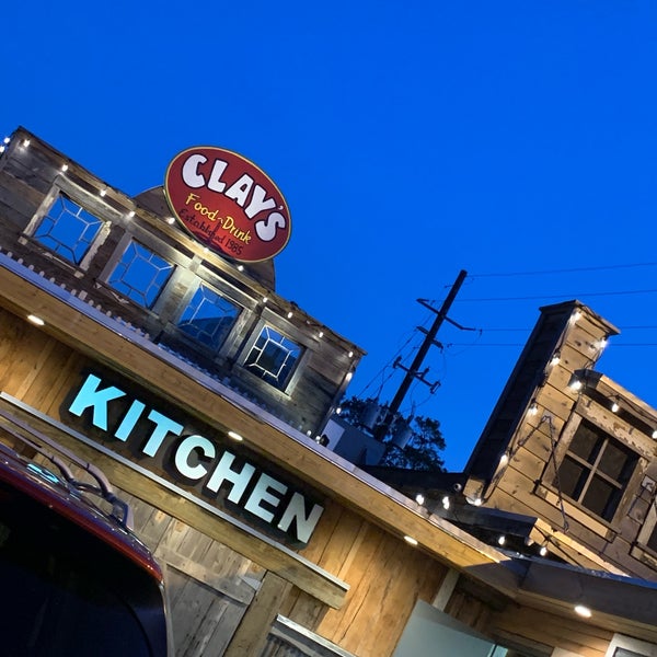 รูปภาพถ่ายที่ Clay&#39;s Restaurant โดย Paola C. เมื่อ 4/28/2019
