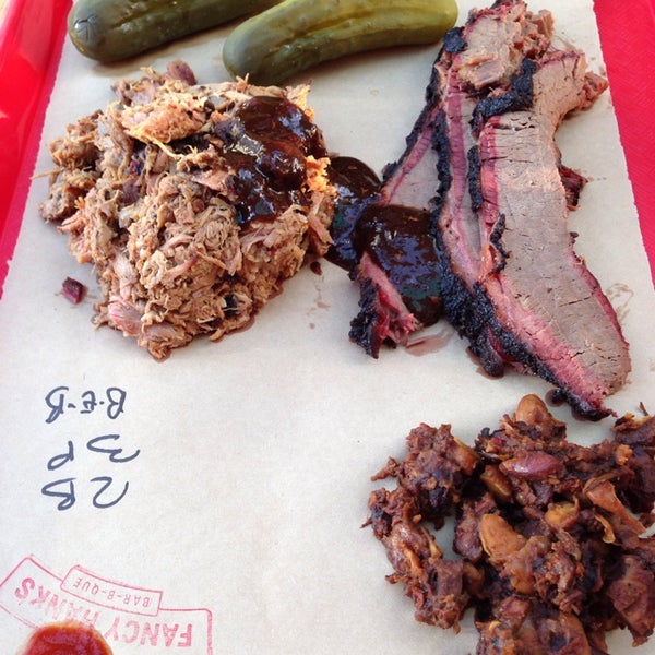 รูปภาพถ่ายที่ Fancy Hank&#39;s Barbecue Restaurant โดย Peter L. เมื่อ 1/11/2014