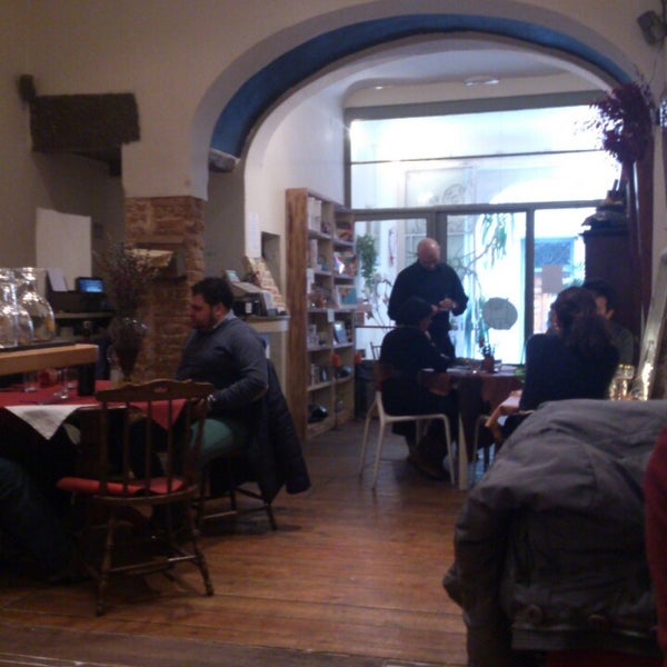 Foto scattata a Cuculia Libreria con Cucina da Laura il 12/22/2013