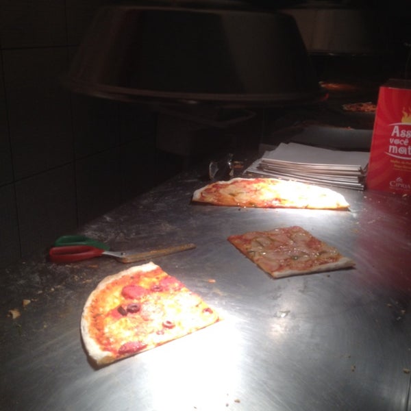 รูปภาพถ่ายที่ Pizza โดย Emil C. เมื่อ 12/7/2013