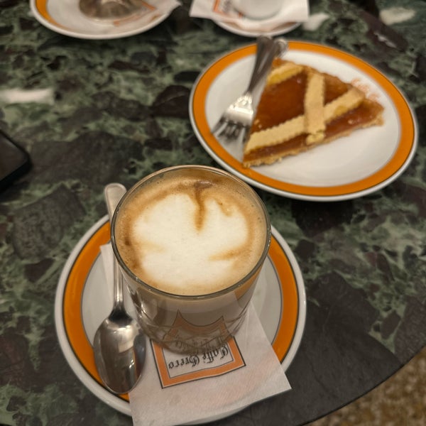 รูปภาพถ่ายที่ Antico Caffè Greco โดย Gena . เมื่อ 2/26/2024