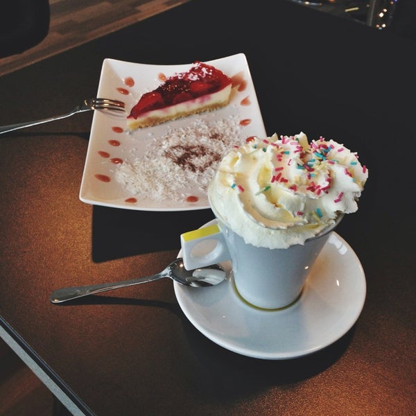 шоколадный брауни. кофе для сладкоежек 5. чашечка чая с шоколадкой. кофейно-банановый молочный коктейль. шоколадно кофейный торт.