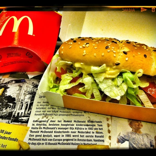 รูปภาพถ่ายที่ McDonald&#39;s โดย Frank J. เมื่อ 12/13/2012