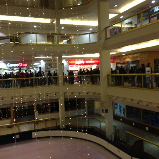 11/6/2012 tarihinde Karen Z.ziyaretçi tarafından Dimond Center Mall'de çekilen fotoğraf