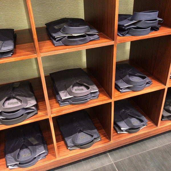 Prada 佐野市のブティック