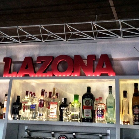 Das Foto wurde bei La Zona Social Bar von Elisabeth G. am 6/22/2014 aufgenommen