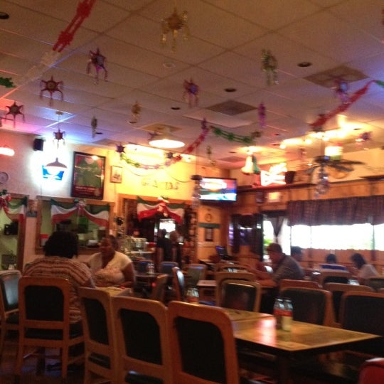 Foto tirada no(a) Tequila Lopez Mexican Restaurant por Olivia A. em 9/14/2012