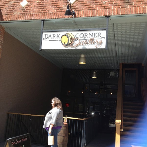 รูปภาพถ่ายที่ Dark Corner Distillery โดย Dawn H. เมื่อ 3/27/2013