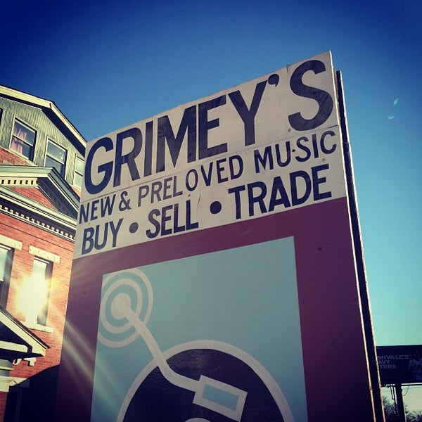 รูปภาพถ่ายที่ Grimey&#39;s New &amp; Preloved Music โดย Benji R. เมื่อ 1/18/2013