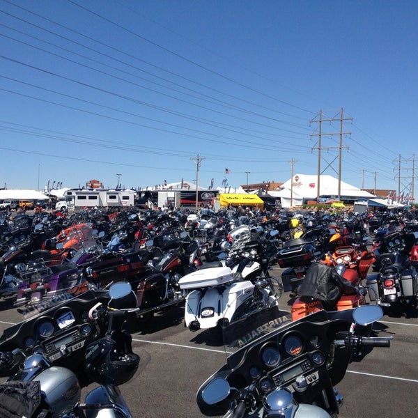 Das Foto wurde bei Black Hills Harley-Davidson von Tony W. am 8/2/2013 aufgenommen