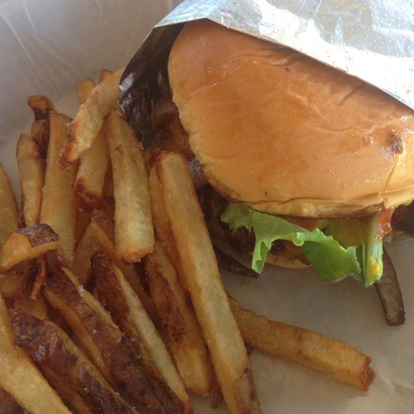 รูปภาพถ่ายที่ Burger U โดย Lance S. เมื่อ 3/1/2014