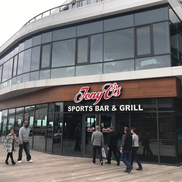 Foto tirada no(a) Tony C&#39;s Sports Bar &amp; Grill por Kevin V. em 2/10/2018