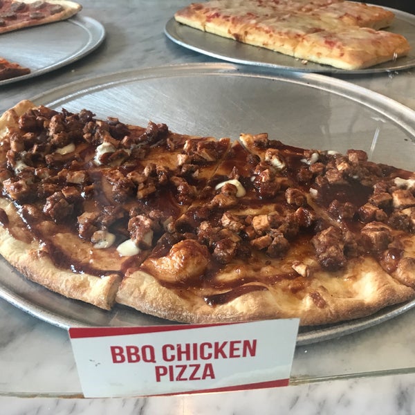 Снимок сделан в Joe&#39;s Pizza - Hollywood Blvd пользователем Kevin V. 5/9/2018