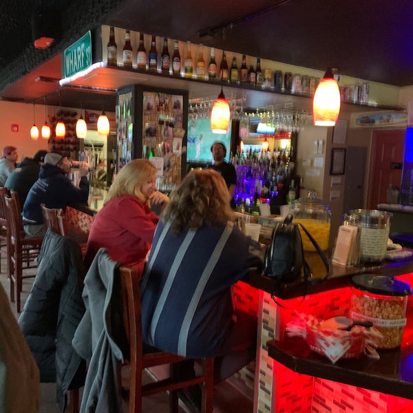 Foto scattata a Longboards Restaurant &amp; Bar da Kevin V. il 1/3/2020