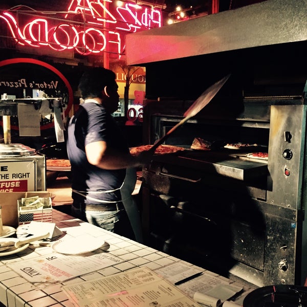 6/19/2016にKevin V.がVictor&#39;s Pizzaで撮った写真