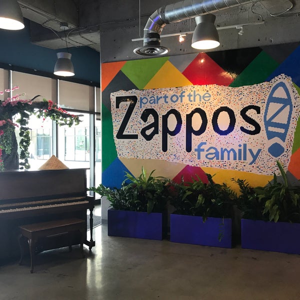 Foto tirada no(a) Zappos.com por Kevin V. em 6/30/2017