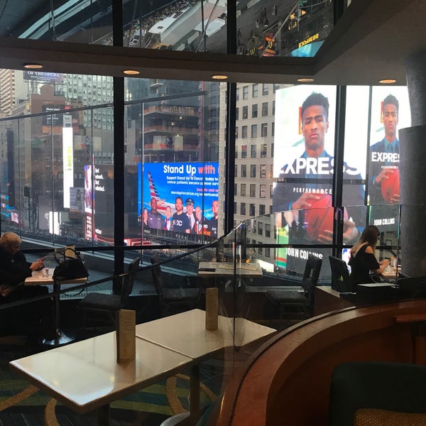 Foto scattata a Broadway Lounge &amp; Terrace da Kevin V. il 1/24/2018