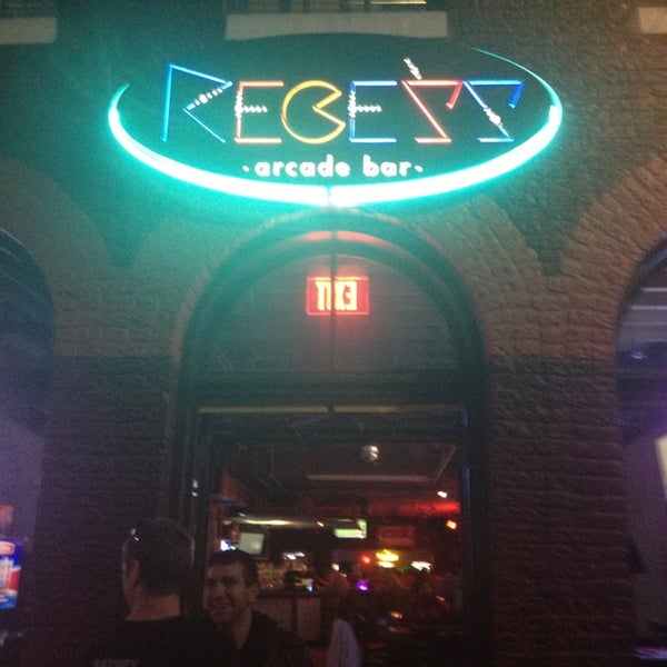 3/11/2013にKevin V.がRecess Arcade Barで撮った写真