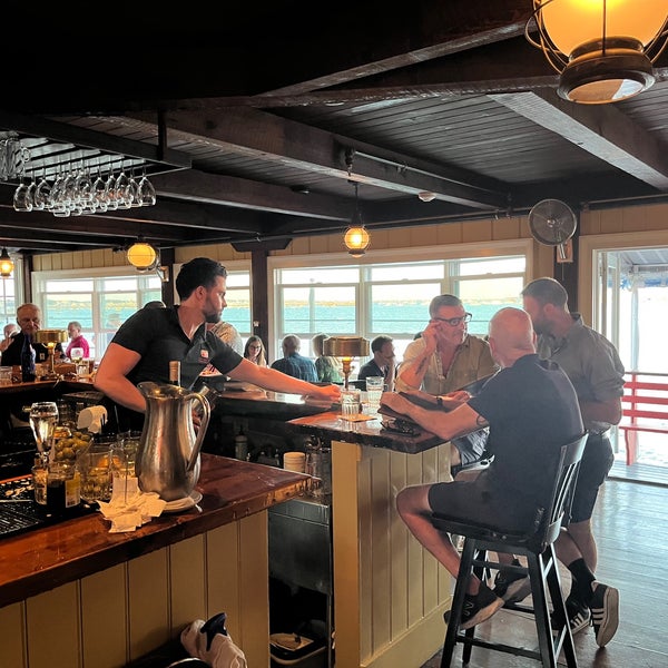 Foto diambil di The Red Inn &amp; Restaurant oleh Kevin V. pada 8/19/2022