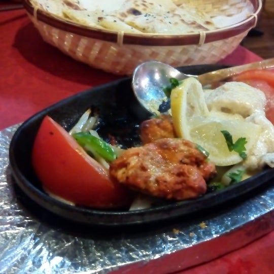 Das Foto wurde bei Sagar Indian Cuisine von Hector O. am 6/27/2014 aufgenommen
