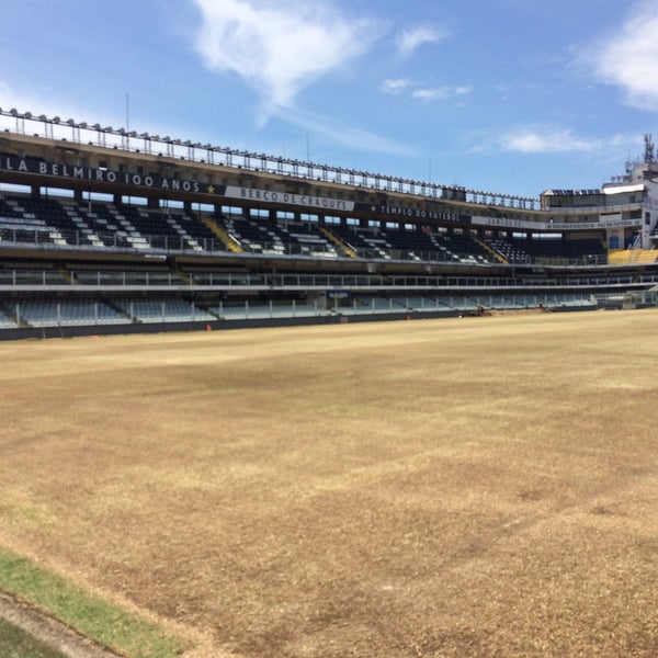 Photo taken at Estádio Urbano Caldeira (Vila Belmiro) by Gustavo T. on 12/23/2016
