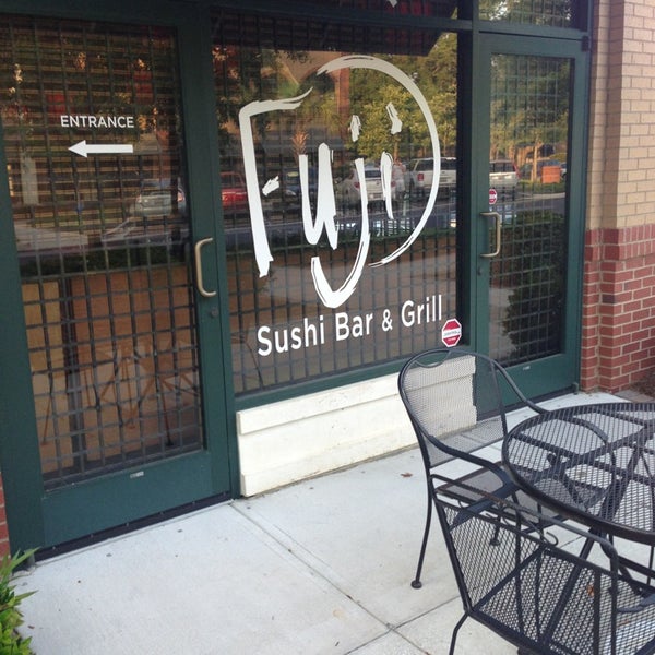 รูปภาพถ่ายที่ Fuji Sushi Bar &amp; Grill โดย Lisa D. เมื่อ 6/13/2013