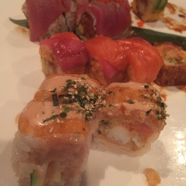 รูปภาพถ่ายที่ Fuji Sushi Bar &amp; Grill โดย Lisa D. เมื่อ 3/7/2015