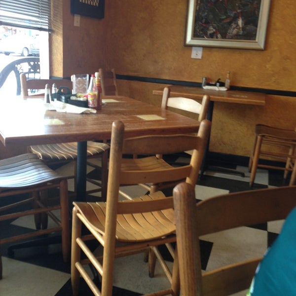 7/17/2013 tarihinde Lisa D.ziyaretçi tarafından Charleston&#39;s Cafe'de çekilen fotoğraf