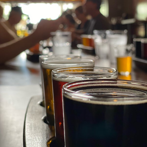 Foto tirada no(a) Kauai Island Brewery &amp; Grill por Ariana em 10/4/2021