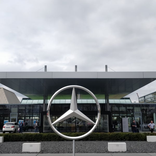 Photo taken at Mercedes-Benz Kundencenter by Yazeed on 4/8/2019
