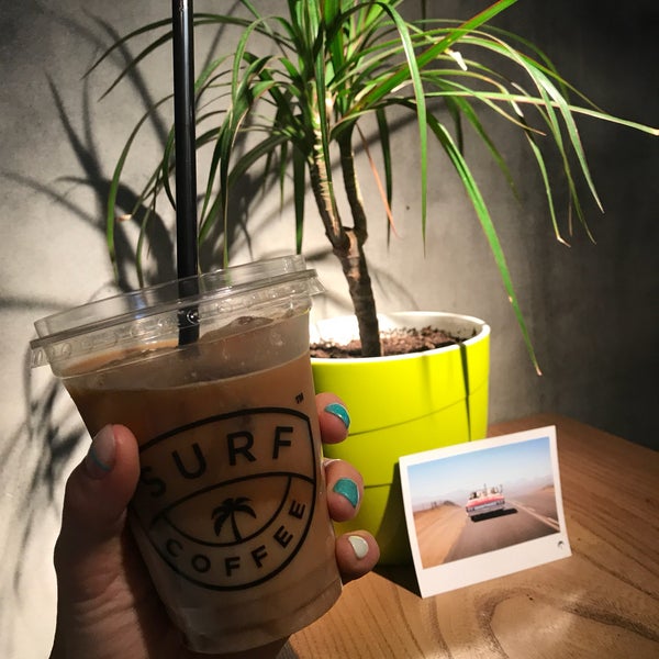 Photo taken at Surf Coffee x Ruby by Nina Z. on 8/7/2018