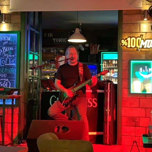 Photo taken at Köşem Pub &amp; Cafe by Ömer Berat A. on 9/25/2021