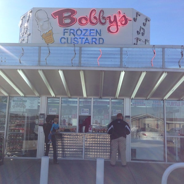 Foto diambil di Bobby&#39;s Frozen Custard oleh Madam C. pada 10/27/2013