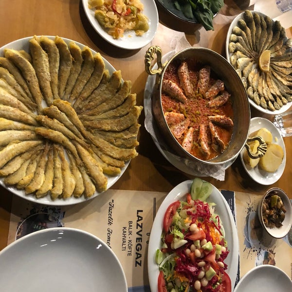Das Foto wurde bei Lazvegaz Restaurant von Sadık K. am 8/26/2019 aufgenommen