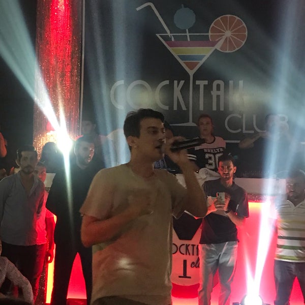 Foto diambil di Metin Cocktail Club oleh Şirin Asel M. pada 9/2/2019
