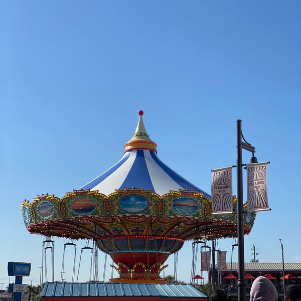 Das Foto wurde bei Galveston Island Historic Pleasure Pier von Candace H. am 3/18/2022 aufgenommen