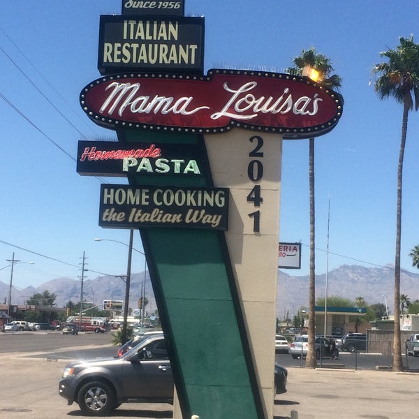 Photo taken at Mama Louisa&#39;s Italian Restaurant by Michael M. on 5/29/2015
