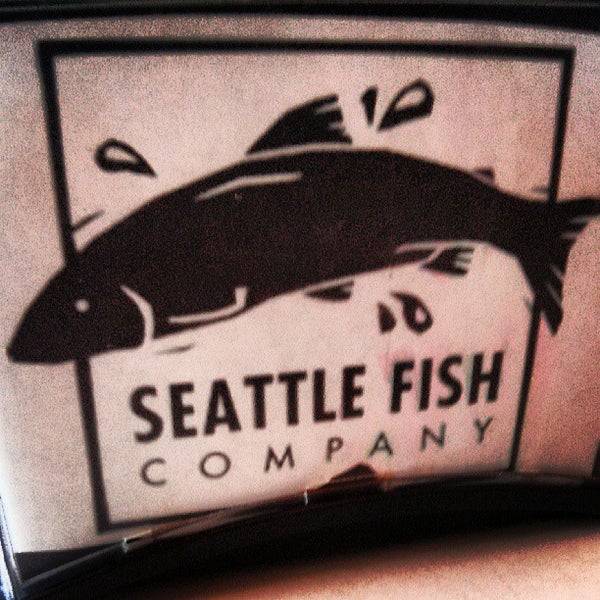 7/25/2013 tarihinde Ty W.ziyaretçi tarafından Seattle Fish Company'de çekilen fotoğraf