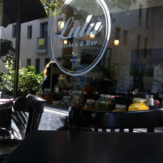รูปภาพถ่ายที่ Lulu - Kitchen &amp; Bar โดย G M. เมื่อ 12/17/2012