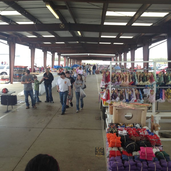 Are Dogs Allowed At Caesars Creek Flea Market