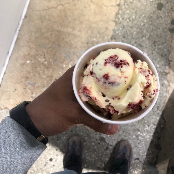 Foto diambil di Sprinkles Beverly Hills Ice Cream oleh H 🇶🇦 pada 9/6/2019