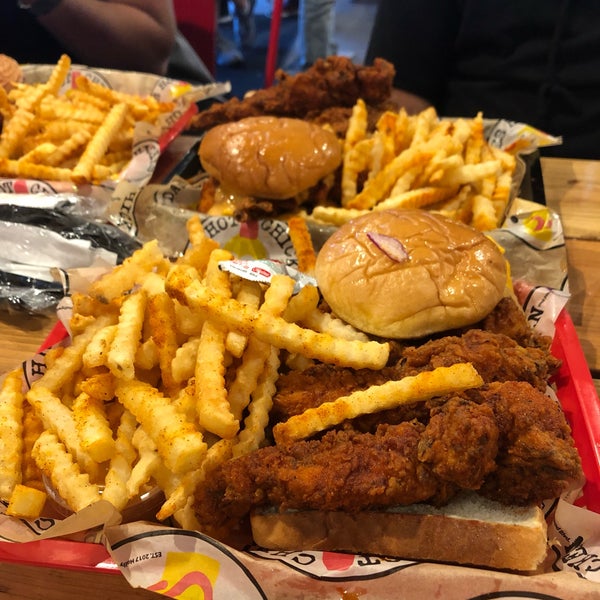 Foto tirada no(a) Dave’s Hot Chicken por H 🇶🇦 em 6/10/2019