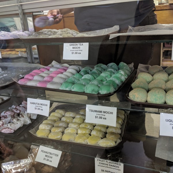 Foto scattata a Nisshodo Candy Store da Adrienne S. il 5/25/2018