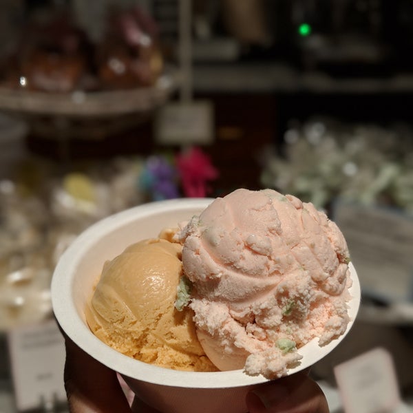 5/9/2018 tarihinde Adrienne S.ziyaretçi tarafından Ici Ice Cream'de çekilen fotoğraf