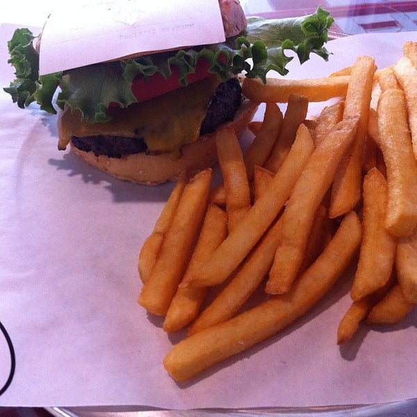รูปภาพถ่ายที่ BGR: The Burger Joint โดย Danielle เมื่อ 12/13/2012