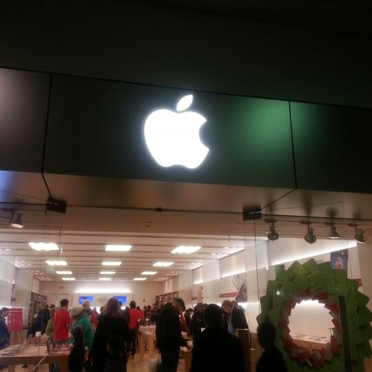 Photos at Apple Oakbrook Electronics Store in Oak Brook