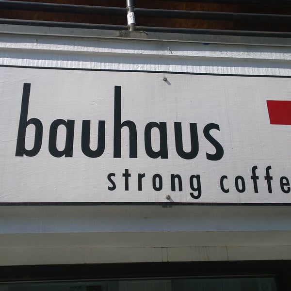 รูปภาพถ่ายที่ Bauhaus Books &amp; Coffee โดย Igor Z. เมื่อ 5/9/2015
