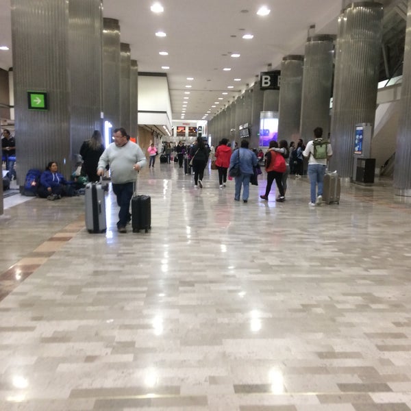 Foto diambil di Aeropuerto Internacional Benito Juárez Ciudad de México (MEX) oleh Emercy T. pada 4/18/2017