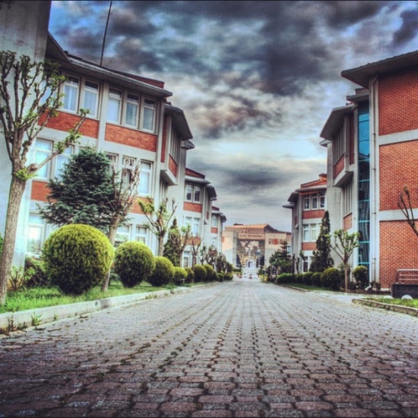 รูปภาพถ่ายที่ Fatih Üniversitesi โดย Enis D. เมื่อ 4/16/2013